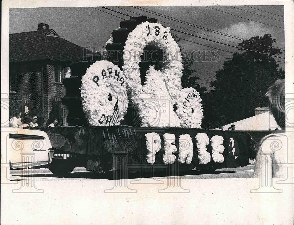 1962 Press Photo Parma Day Parade Float with PEACE and USA - nea72961 - Historic Images