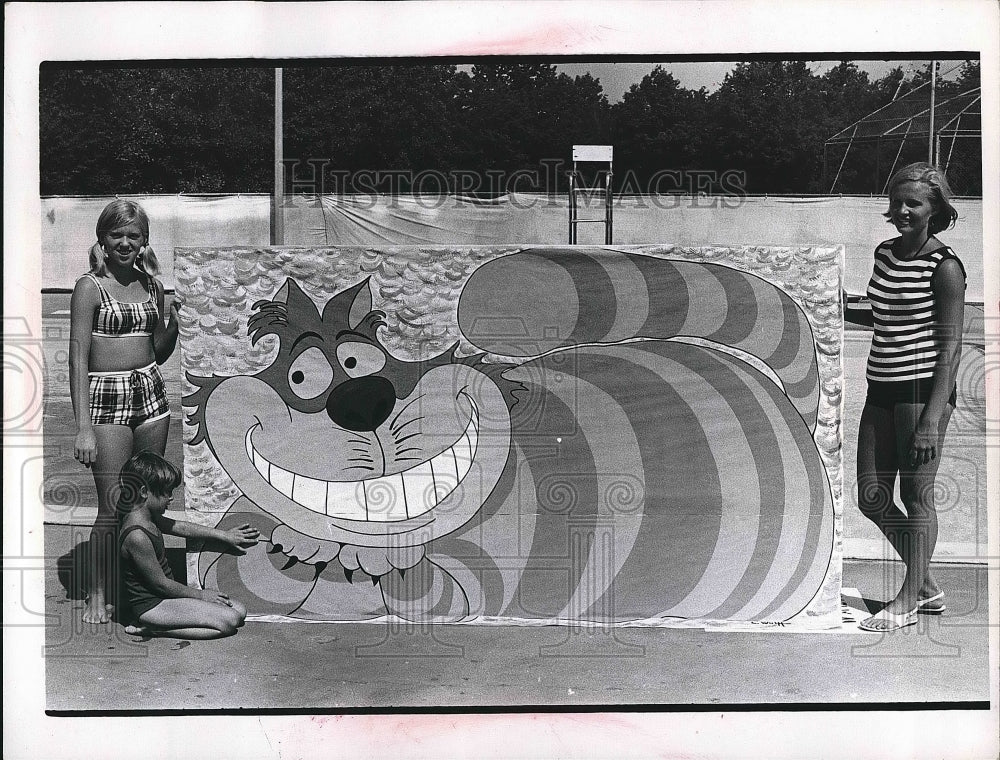 1960 Press Photo Darlene Koehn Kelly Coy Children Cheshire Cat Mural Painting-Historic Images