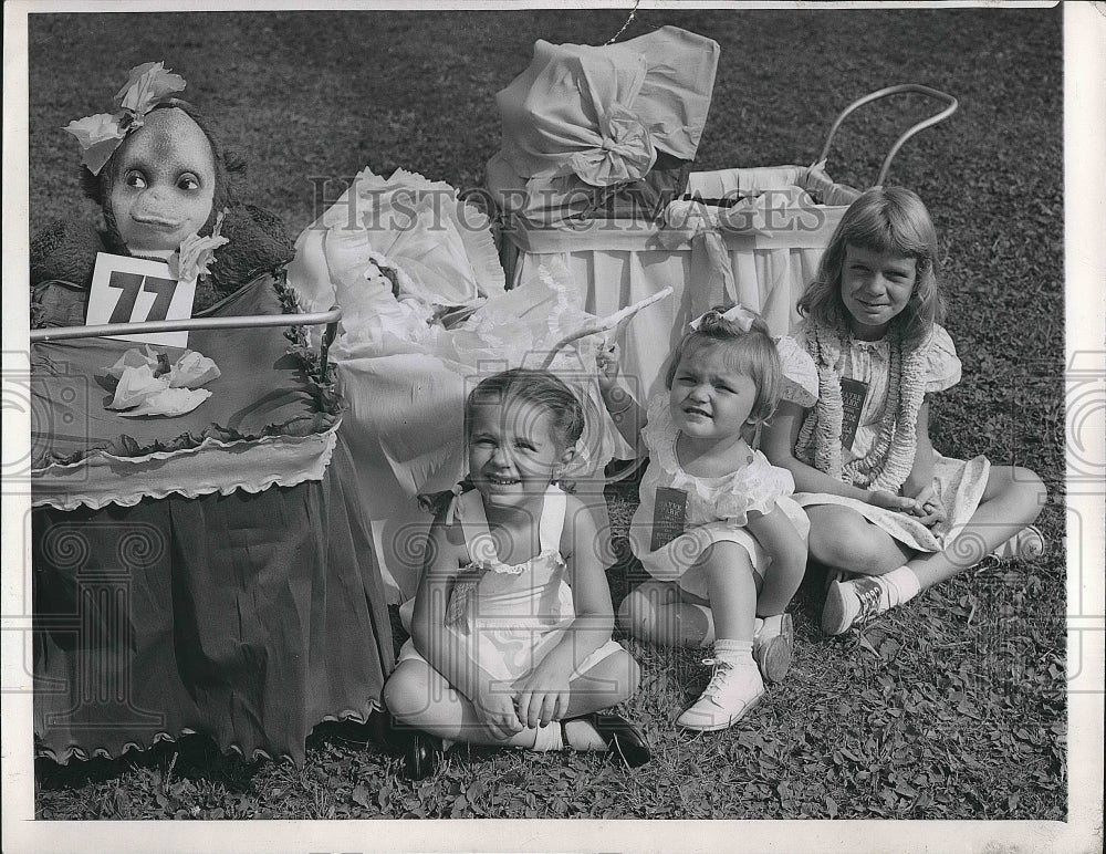 1947 Sandra Petersen Susan Christiansen Children Contest  - Historic Images