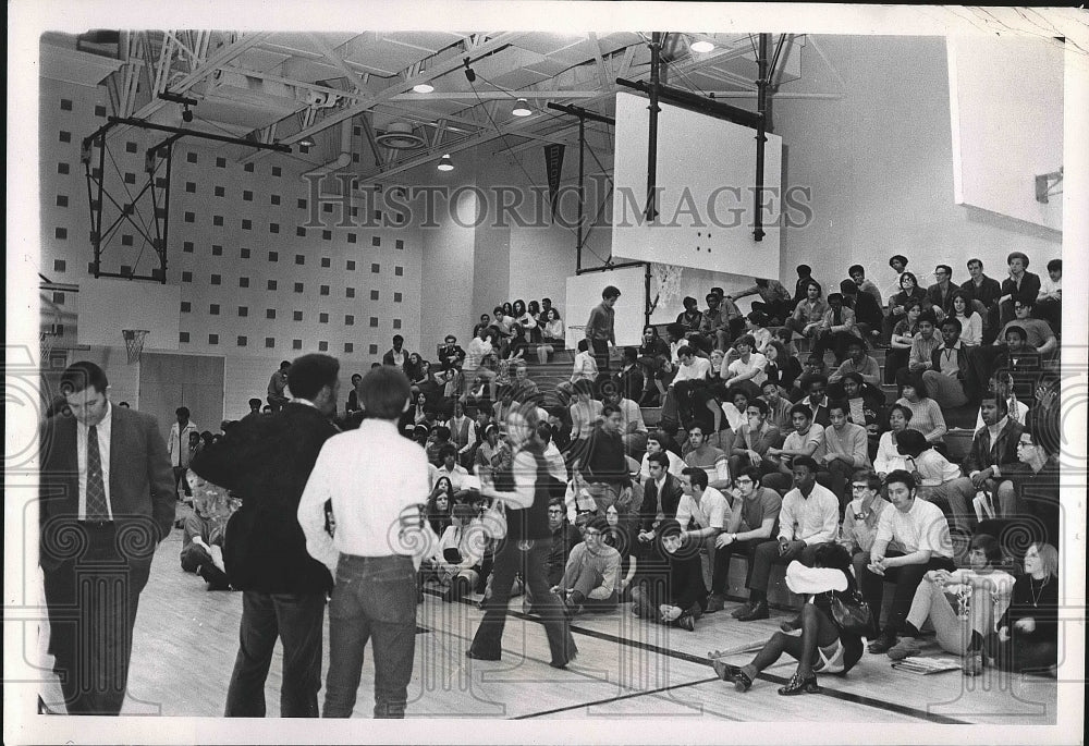 1970 Press Photo Crowd in High School Basketball Gym - nea72988 - Historic Images