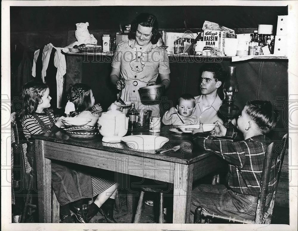 1947 Housing Chicago Alborn Murray And Children Canvas Shanty - Historic Images