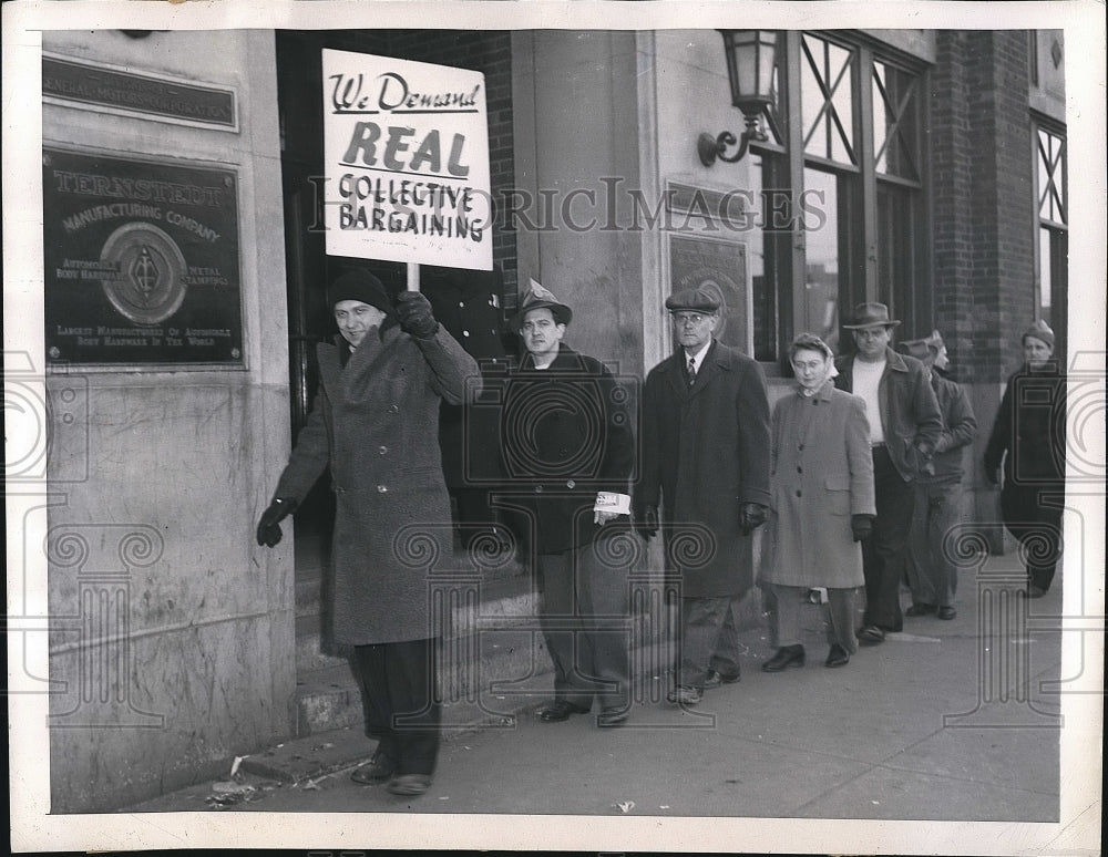 1945 Press Photo John McCintosh Workers Picket Line Detroit UAW Co - nea73038 - Historic Images