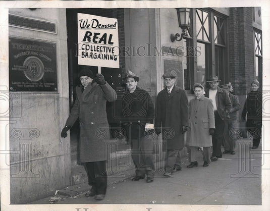 1945 Press Photo UAW Co Workers On Strike John McIntosh Manufacturers-Historic Images
