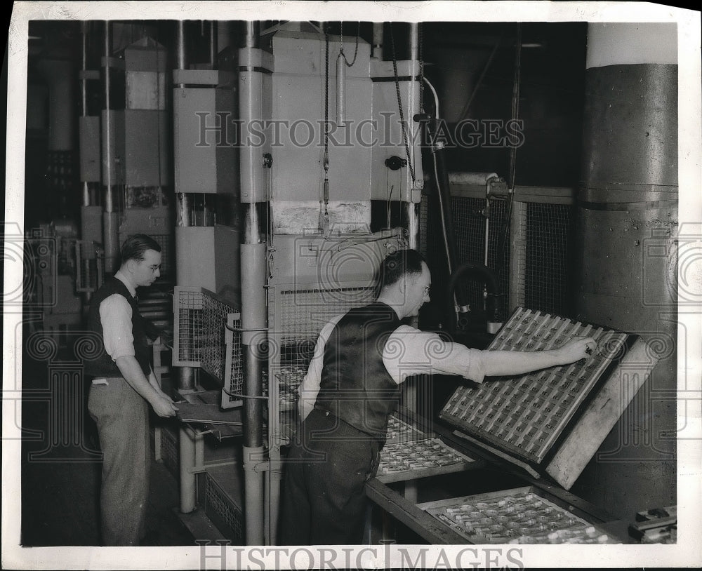 1944 Press Photo X-Ray Machine at Fisher's Ternstedt Manufacturing Division - Historic Images