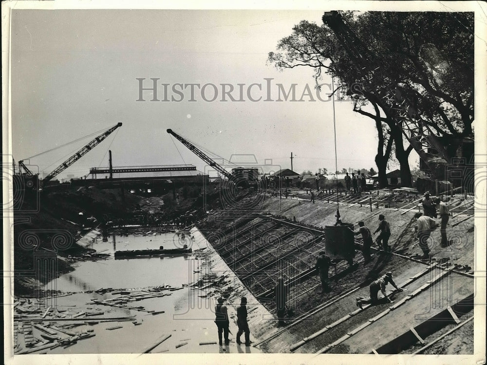 1936 Press Photo Crew Working on Drainage Canals in New Orleans - nea73079 - Historic Images