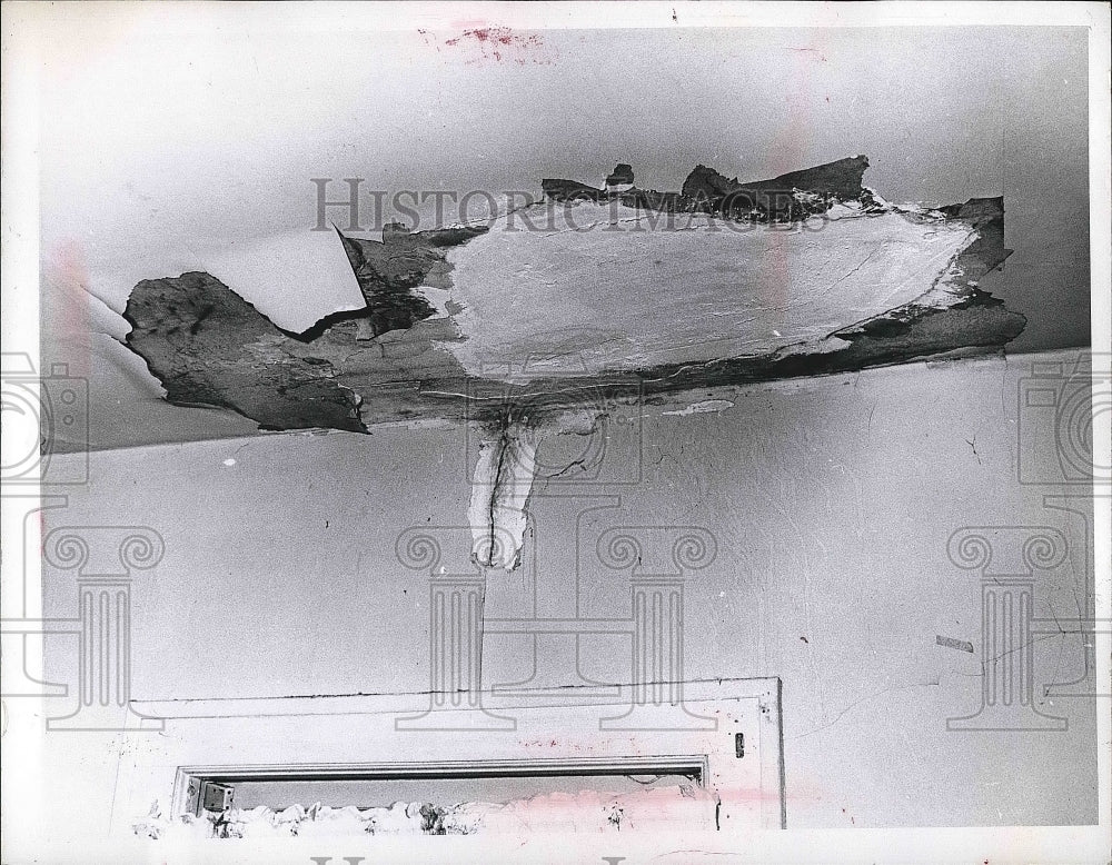 1970 Press Photo a ceiling damaged by water leak - nea73142 - Historic Images