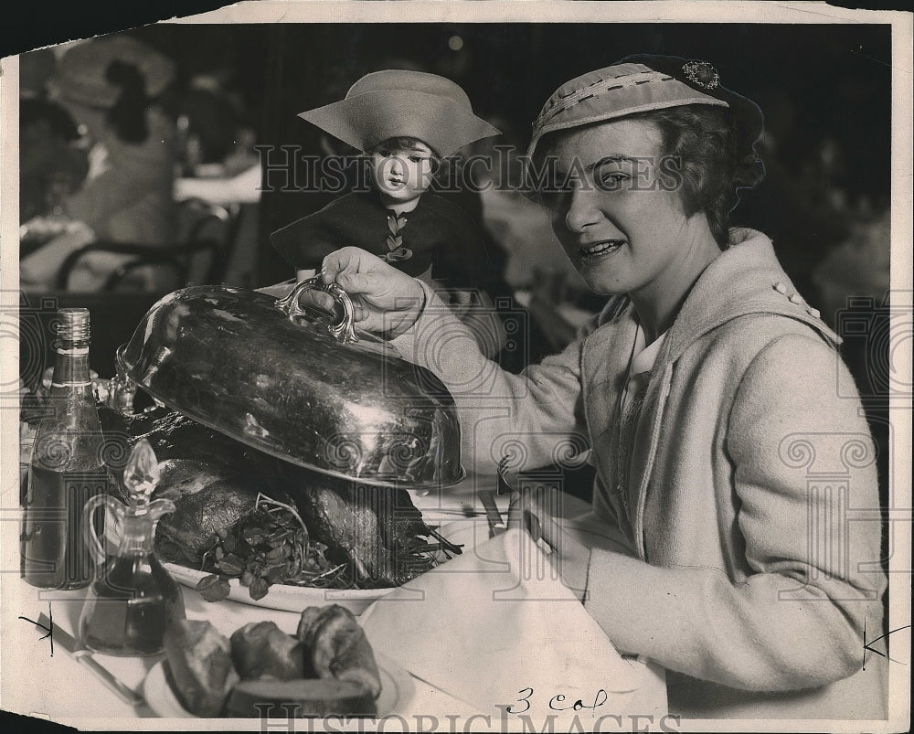 1918 Press Photo Fern Killian at Harlowe's Cafe "Neutrality Jim" - nea73220 - Historic Images