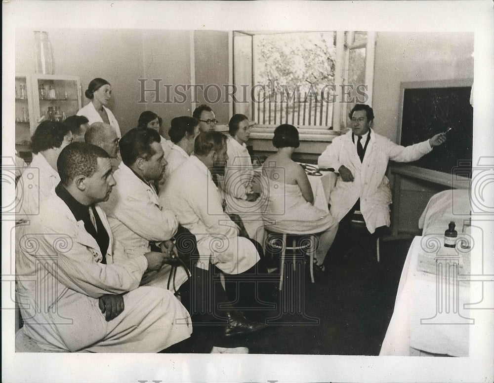 1934 Dr. Kzakov explaining courses studied in Soviet Hospital - Historic Images