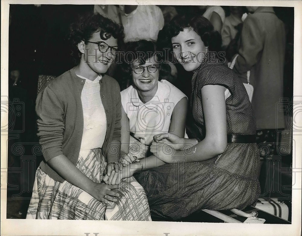 1950 Vera Lee Quayle, Alice Weaver &amp; Joy Ann Johnston from Kentucky - Historic Images