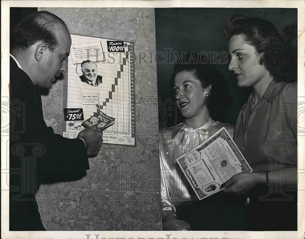 1945 Press Photo William Quoyle, Barbara White, Doris Hagedorn, Bank Workers - Historic Images