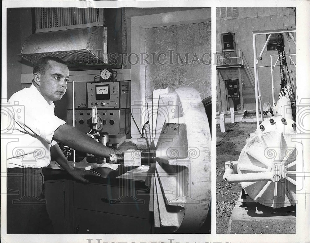1961 Press Photo Charles Querfeld with Space Gun at Missile meteorology Lab Army - Historic Images