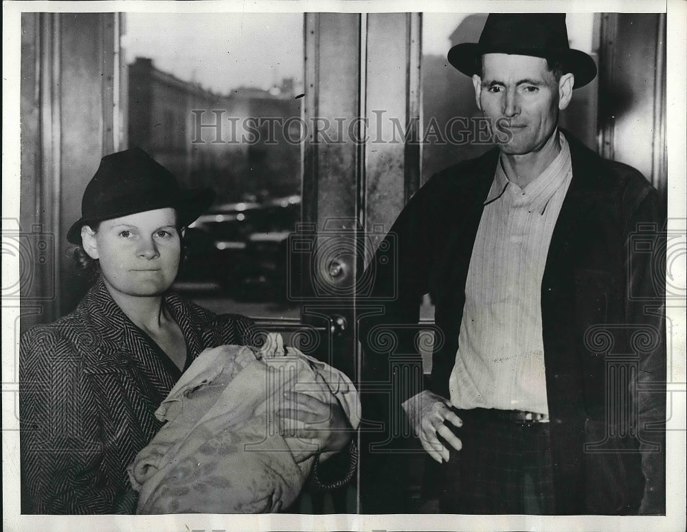 1941 Press Photo Texarkana, Tx Mrs Dorothy Garner &amp; husband Will &amp; baby - Historic Images