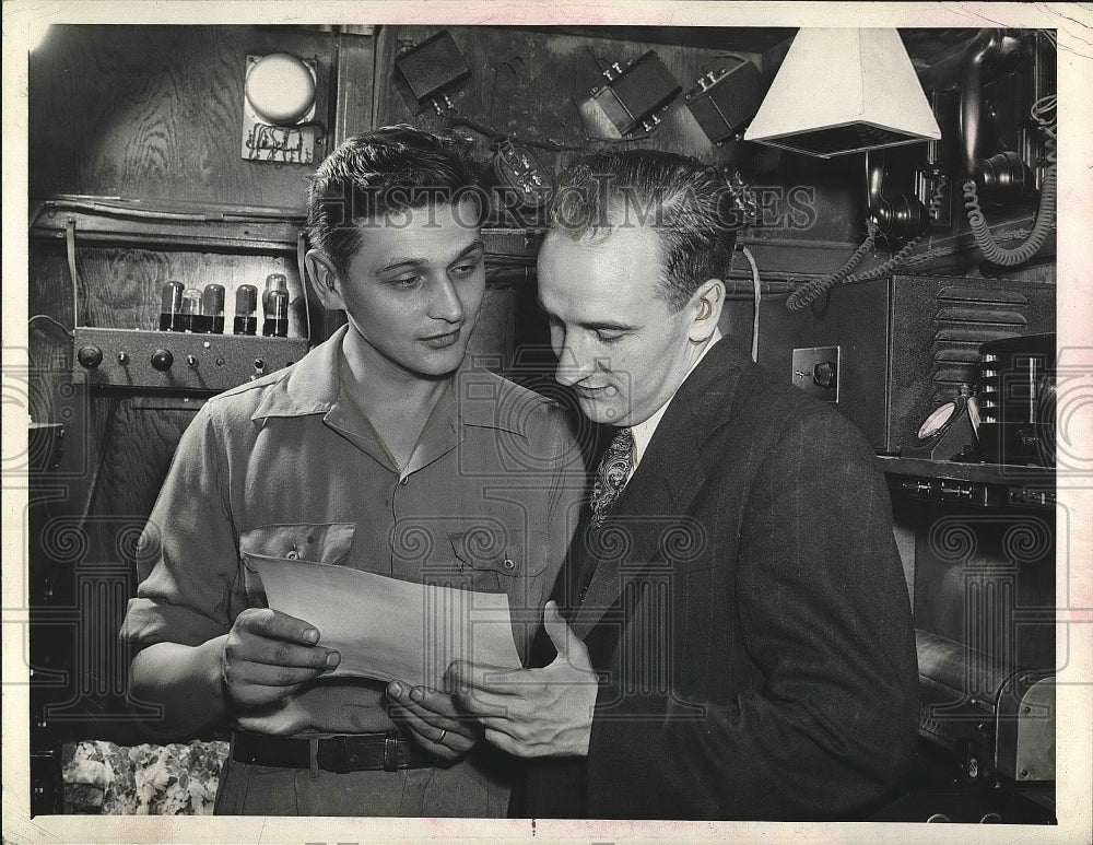 1943 Press Photo Men look over a paper - nea73471 - Historic Images