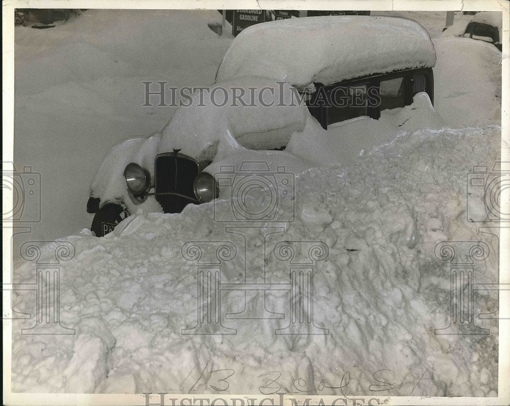 1942 Snowed in car  - Historic Images