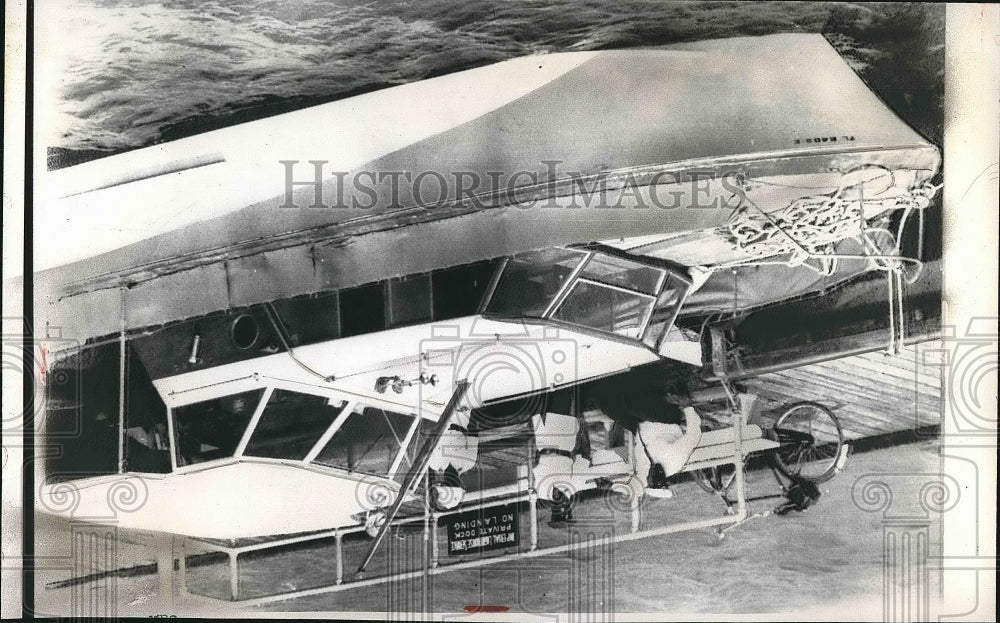 1963 Press Photo Boating near dock with people boarding - Historic Images