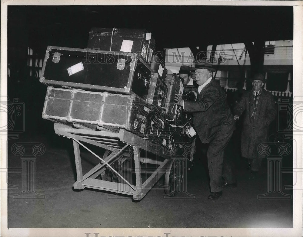1948 NYC passengers unload own luggage due to strike  - Historic Images