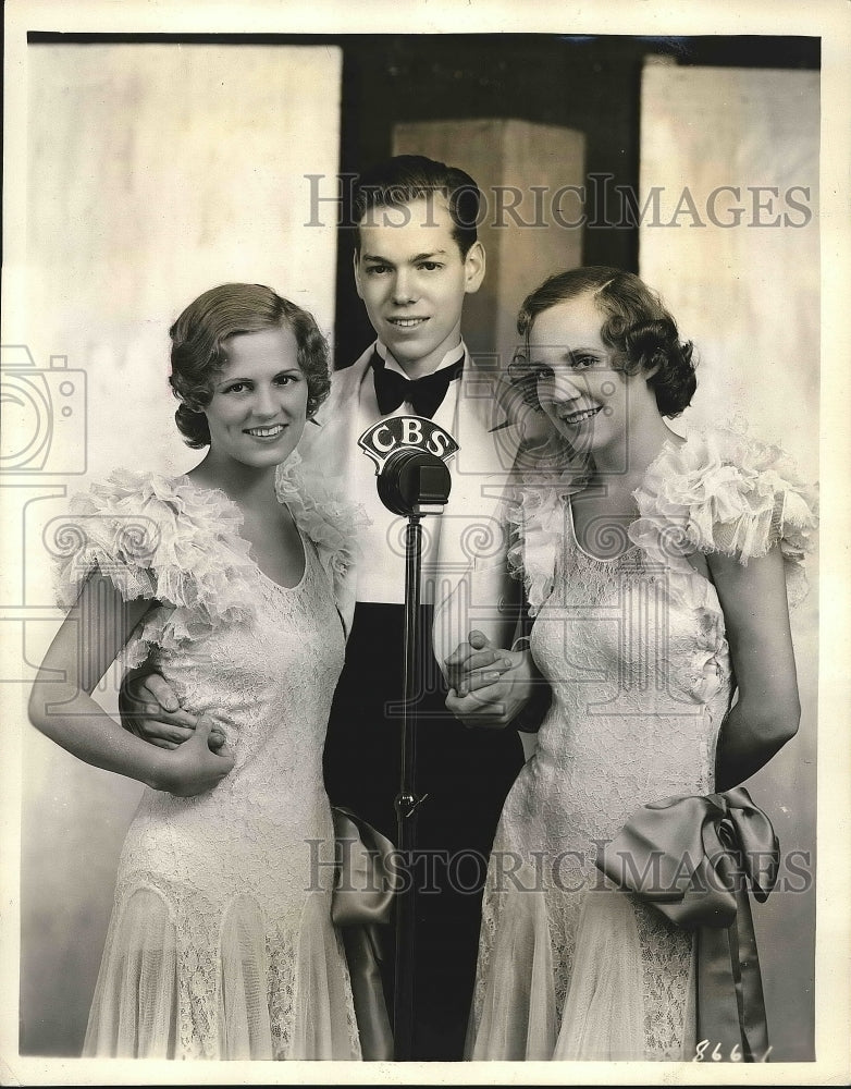 1934 Press Photo Three Marshalls Group Peggy, Kay, and Jack with CBS Advertising-Historic Images