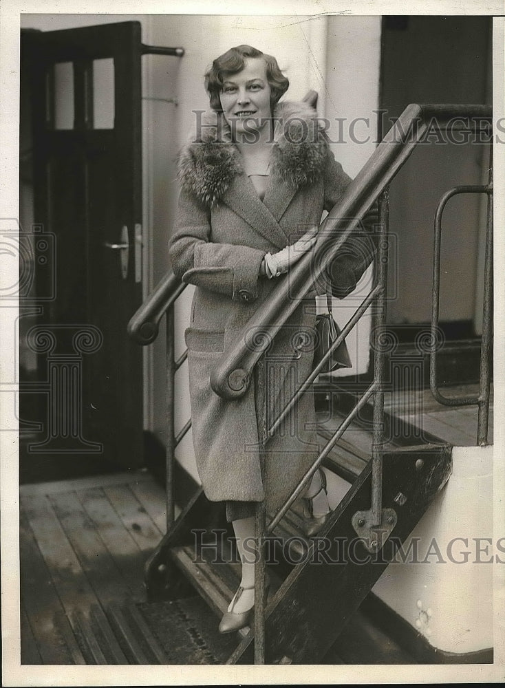 1930 Portrait Painter Evelyn Hill Returning to America on Ship - Historic Images