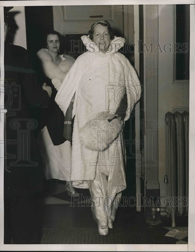 1935 Press Photo Mrs H Edward Manville At Metropolitan Opera House - Historic Images