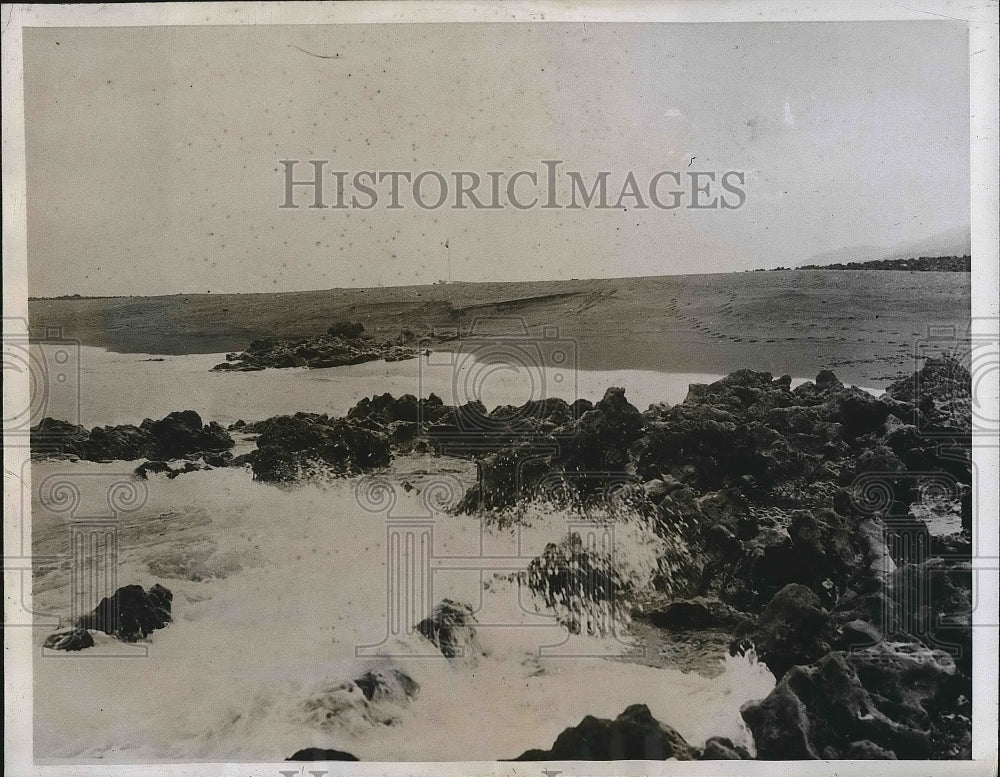 1935 Press Photo Beach on Charles Island of Galapagos Where Two Bodies Found - Historic Images