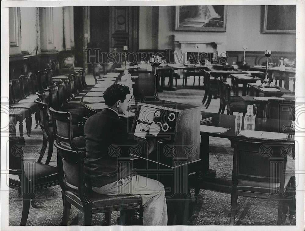 1935 Press Photo Testing Amplifiers at British Foreign Office for Naval Conf.-Historic Images