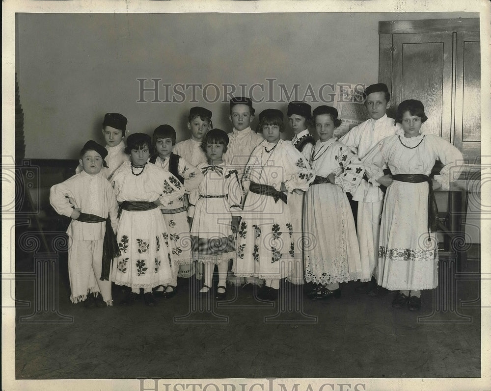 1930 Press Photo Croatian Children in Historical Clothes - Historic Images