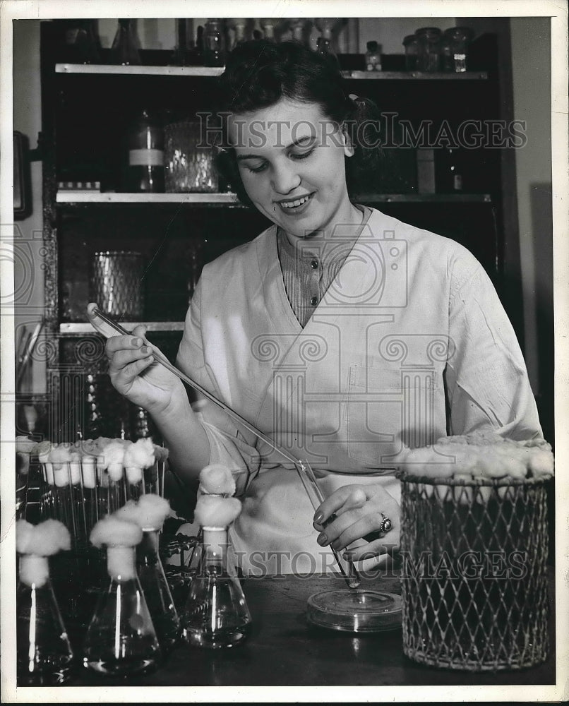 1944 Press Photo Westinghouse Lamp Division, Gail Mouroseff in the lab-Historic Images