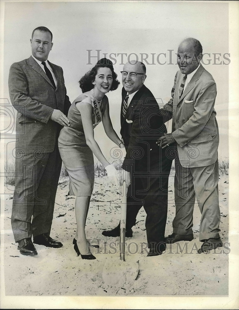 1960 Press Photo Charles Huber, Mrs. Marilyn Johnston, Mayor Edward Johns - Historic Images