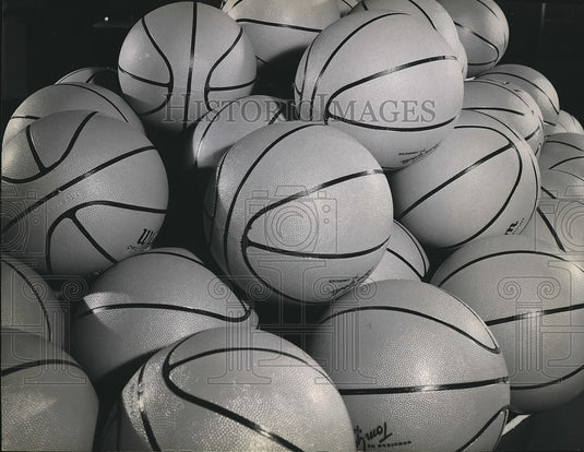 1960 Press Photo Col. Harry D. Henshel donated 70 basketballs for 70th birthday-Historic Images