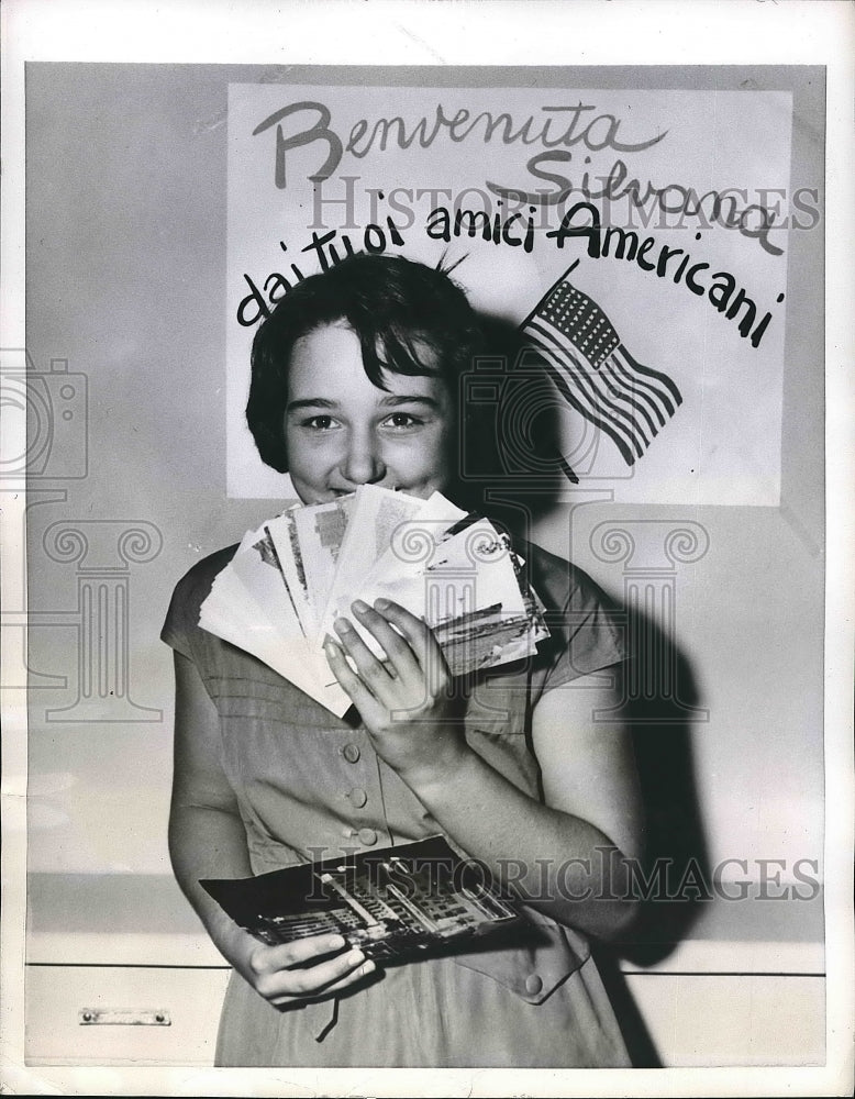 1956 Silvana Poeisi with postcards from U.S. she collected from GIs - Historic Images