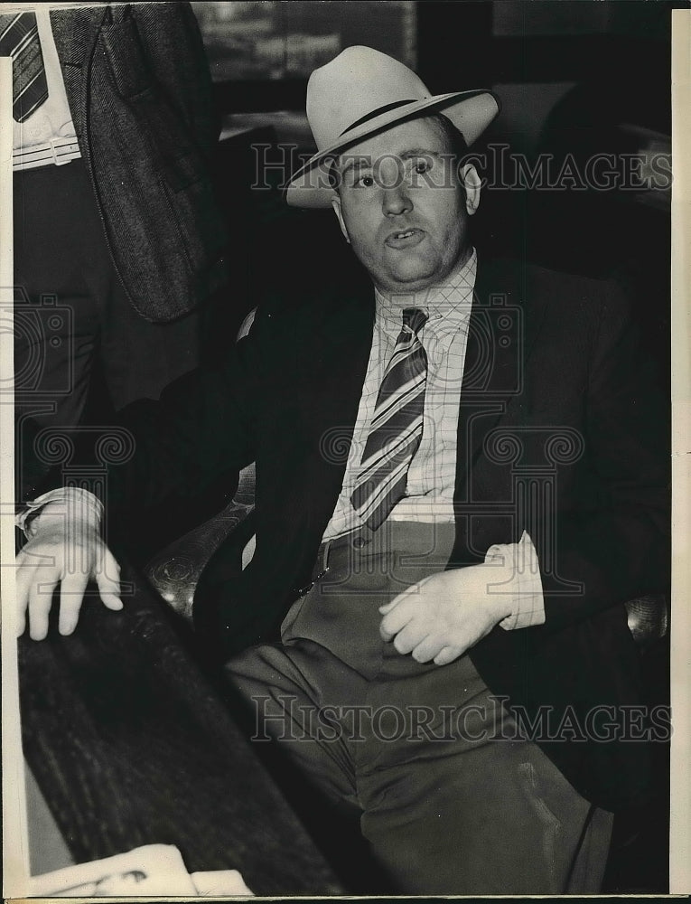 1938 Press Photo Emil Hansen Being Held By Police For Being Slayer - Historic Images