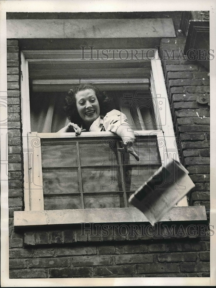 1938 Press Photo Hedi Heusser Staging A Sit Down In Mansion Of Rollo Blanchard - Historic Images