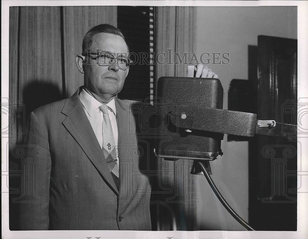 1957 Press Photo Dr. P. S. Whitening, President of the Independent Farmers of - Historic Images