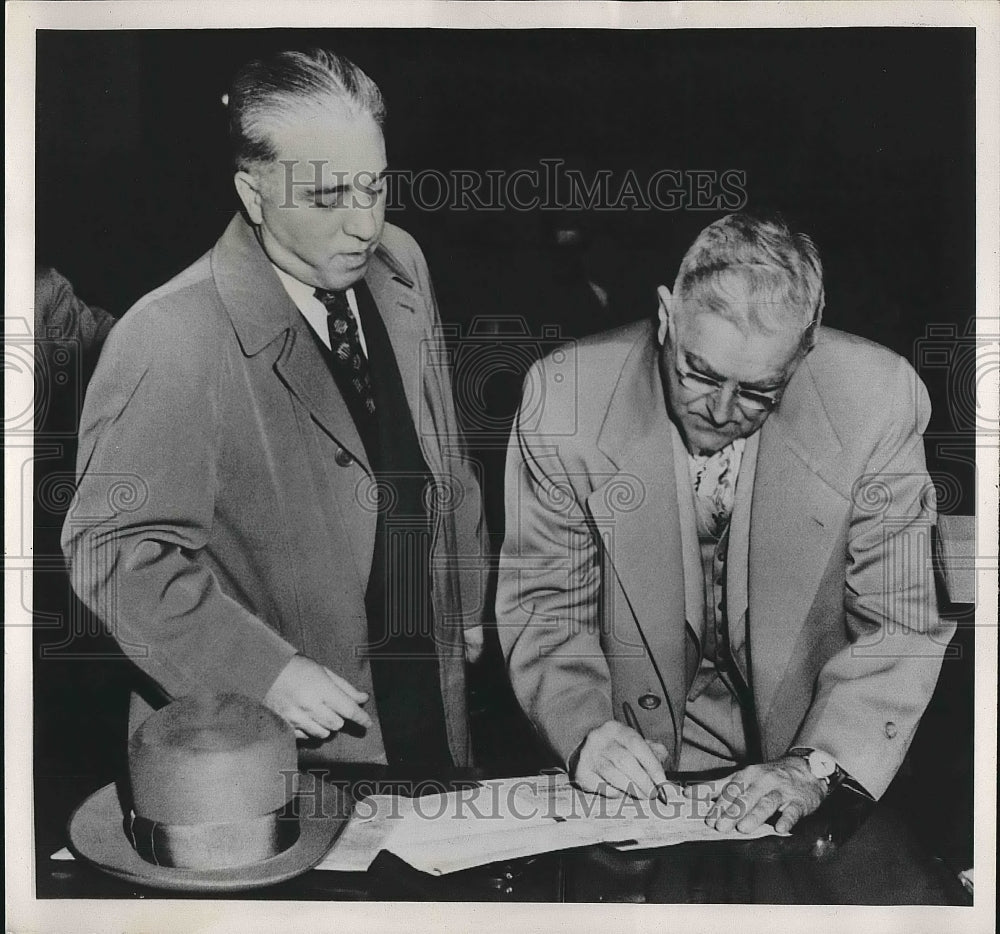 1952 Press Photo Dr. Herman Bundeson signs bond after arraignment w/ his atty. - Historic Images