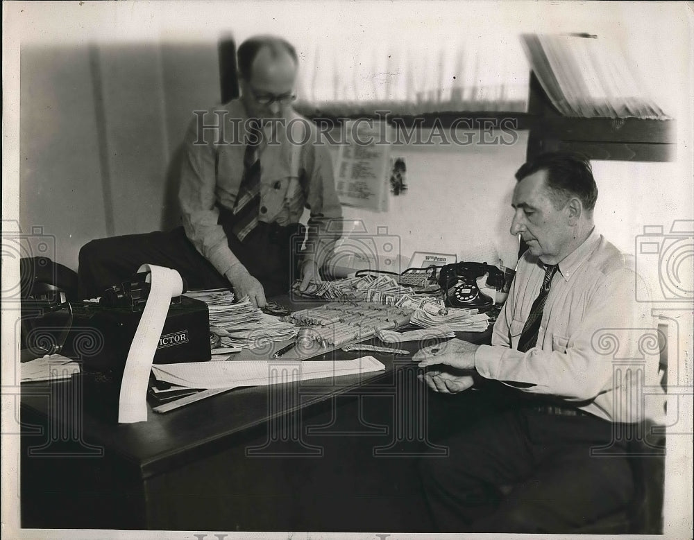 1938 Press Photo L. R. Reynolds, treasure &amp; his assistant Fred Lenhart count - Historic Images