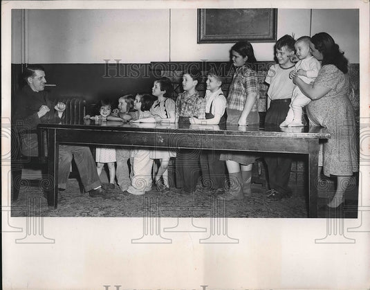 1950 Press Photo Large Family - Historic Images