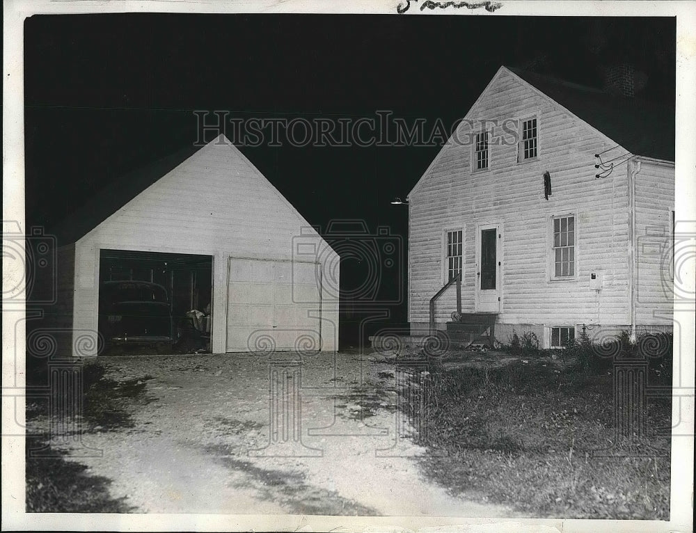 1942 Charles Burlingham home on the outskirts of Lombard where a car - Historic Images