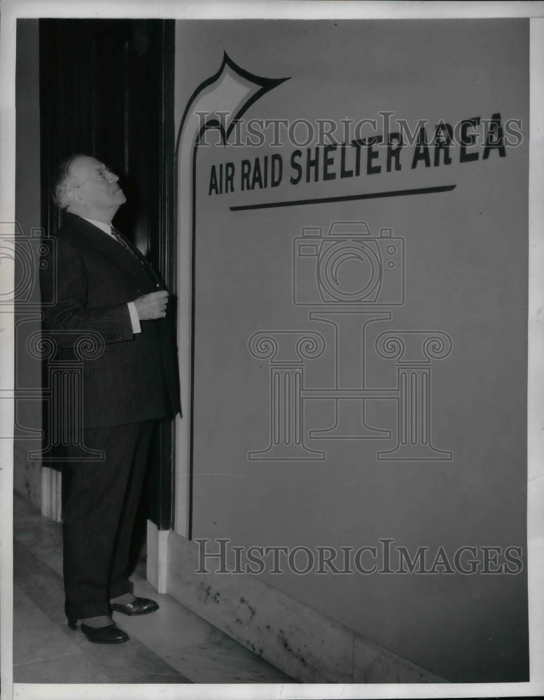 1942 Senator Robert Wagner looking at a shelter sign  - Historic Images
