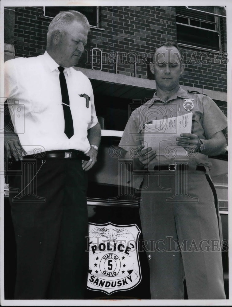 1963 Press Photo Police Chief Robert Traver &amp; Police Capt. William Martin (Exec. - Historic Images