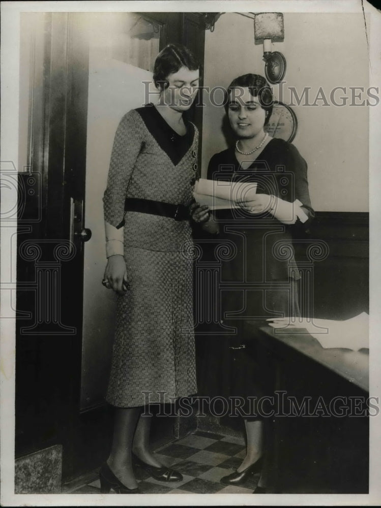 1931 Press Photo Marie Phillips. Lillian Stephens, bank employees who were - Historic Images