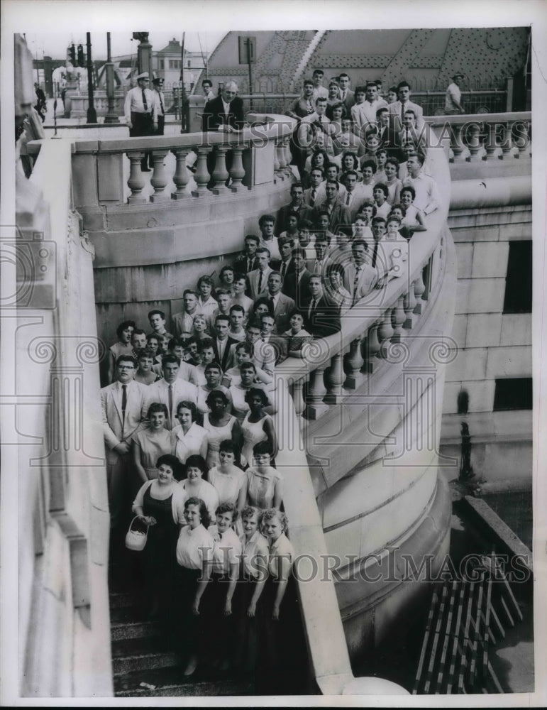 1957 Press Photo 43 sets of twins all graduating from Chicago&#39;s Public High - Historic Images