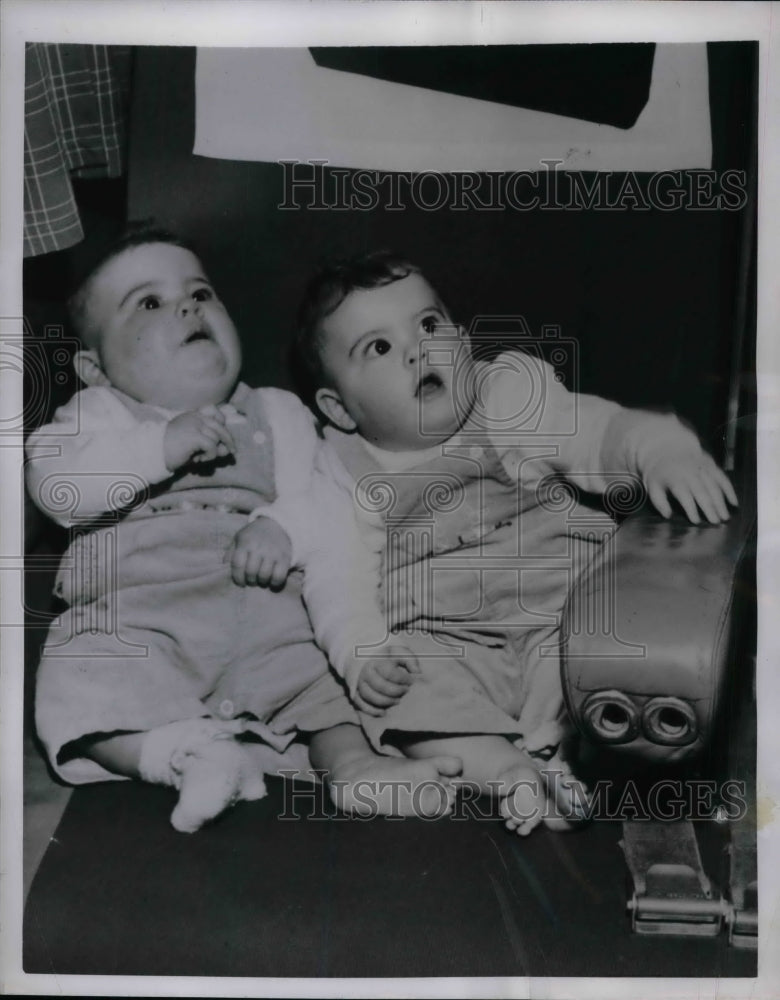 1950 Press Photo Twins Margery and Zoe Waterman - nea74217 - Historic Images