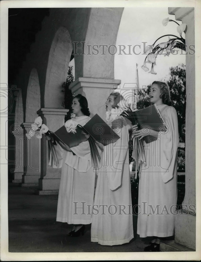 1940 Janet Conradi, Norma Folsom and Patsy Sheldon at expo - Historic Images