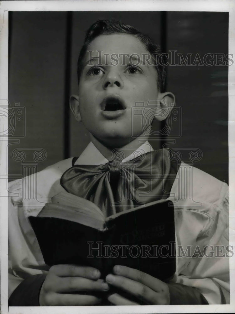1943 Press Photo Louis Sande, Choir at the St. Mary Roman Catholic Church. - Historic Images