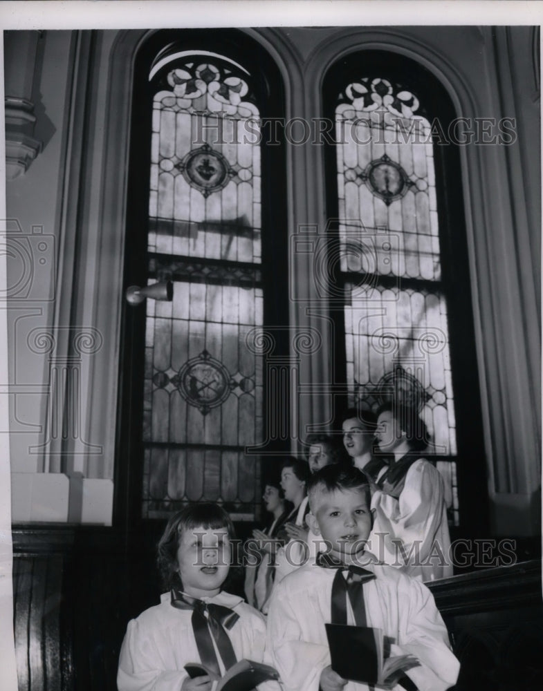 1954 Youngsters rehearse for Christmas Party at St.Ann Infant Home. - Historic Images