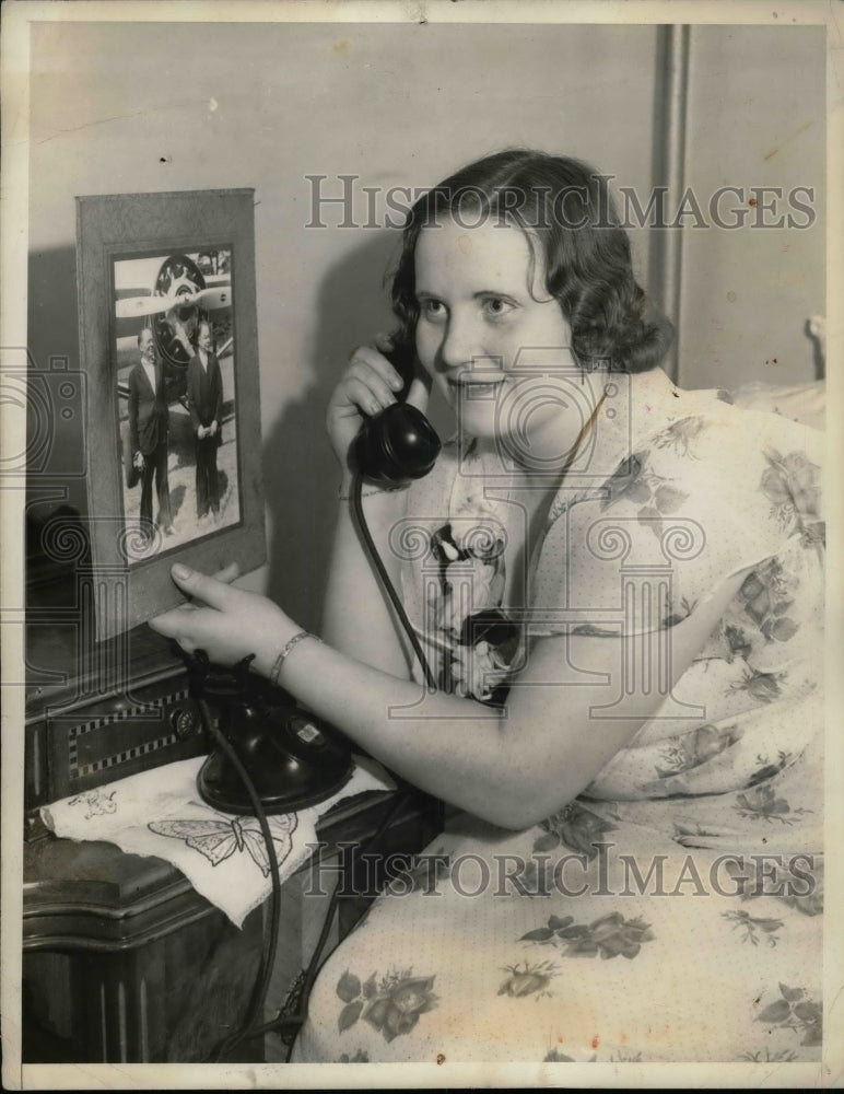 1934 Mrs. Benj Odamewicz talking on the phone while looking at a - Historic Images