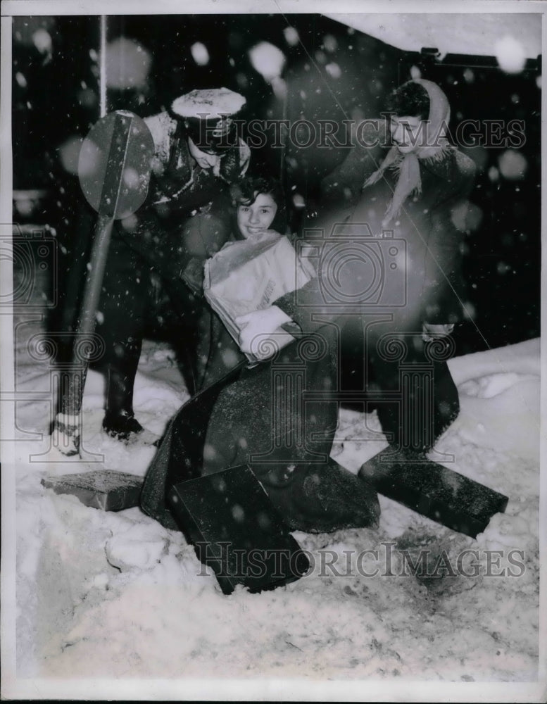 1951 Press Photo Maureen Zirnita Chicago Snow Covered Streets - nea74297 - Historic Images