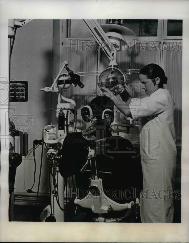 1940 Dr. Ylppo, woman dentist of Helsinki, Finland  - Historic Images