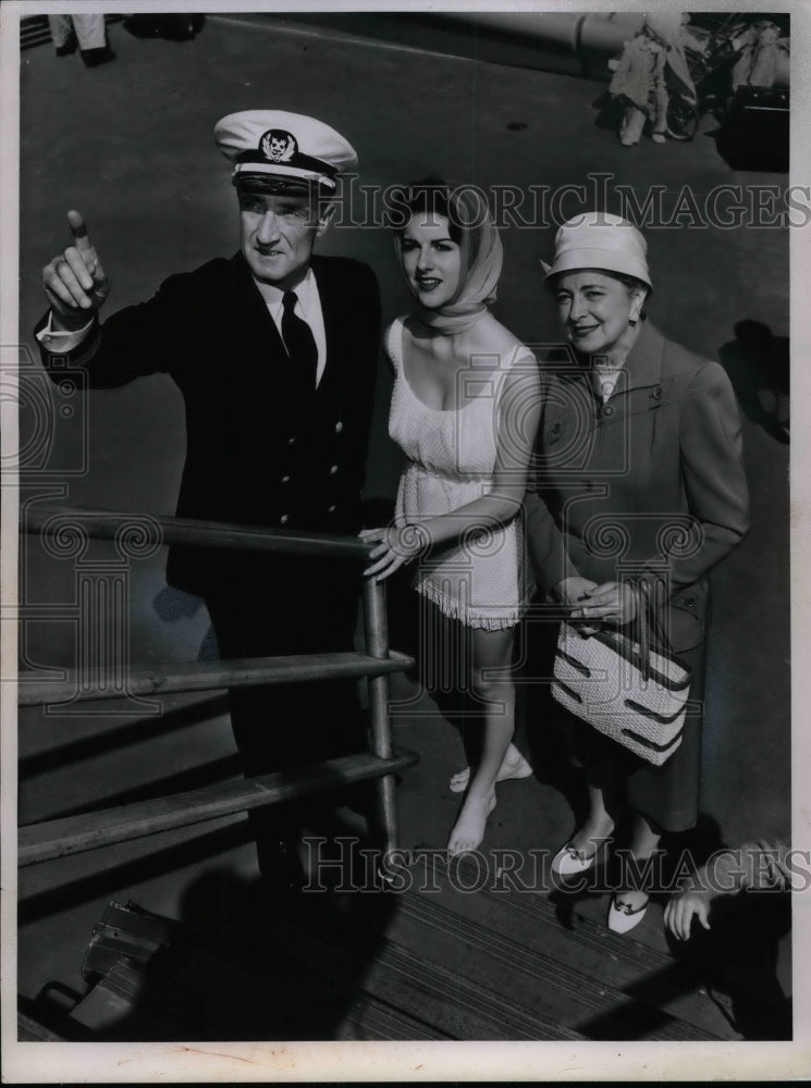 1958 Angus MacKenzie, model Judy Dale &amp; Mrs Violet Lease  - Historic Images