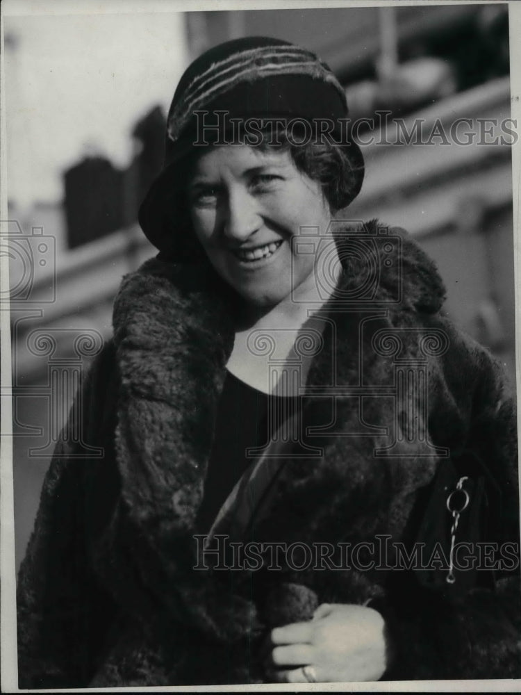 1932 Shirland Quinn, British Author Arrives Los Angeles Harbor - Historic Images